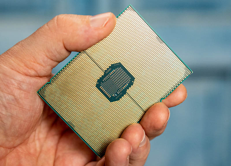 Intel-Ice-Lake-Xeon-in-Hand.jpg